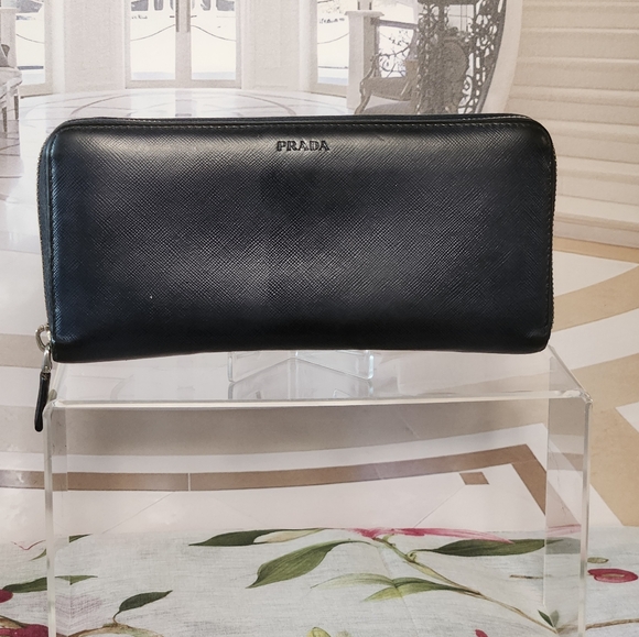 AUTHENTIC Large Zip Around Wallet EXCELLENT CONDITION. - Picture 1 of 16